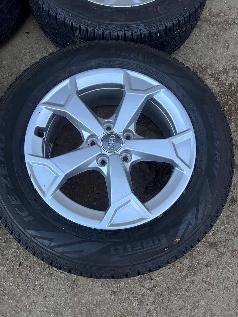アウディ　Q3 17インチ ピレリ ICE ZERO スタッドレス　美品
