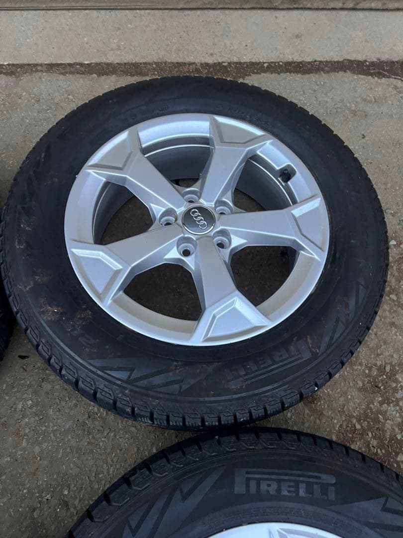 アウディ　Q3 17インチ ピレリ ICE ZERO スタッドレス　美品