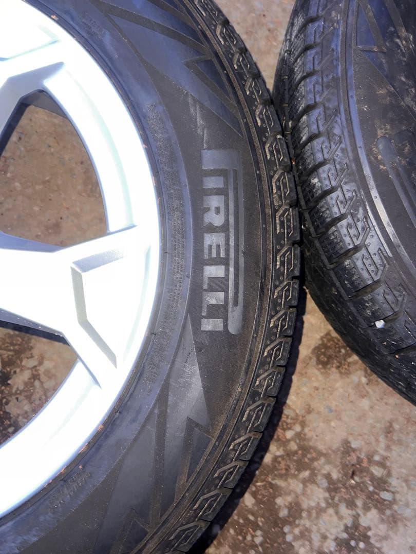 アウディ　Q3 17インチ ピレリ ICE ZERO スタッドレス　美品