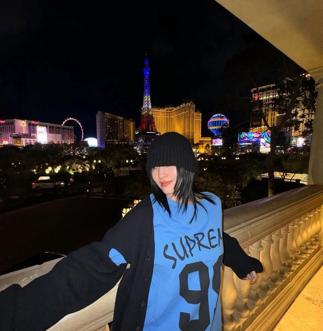 supreme ロンT twiceモモ着用　値下げ可