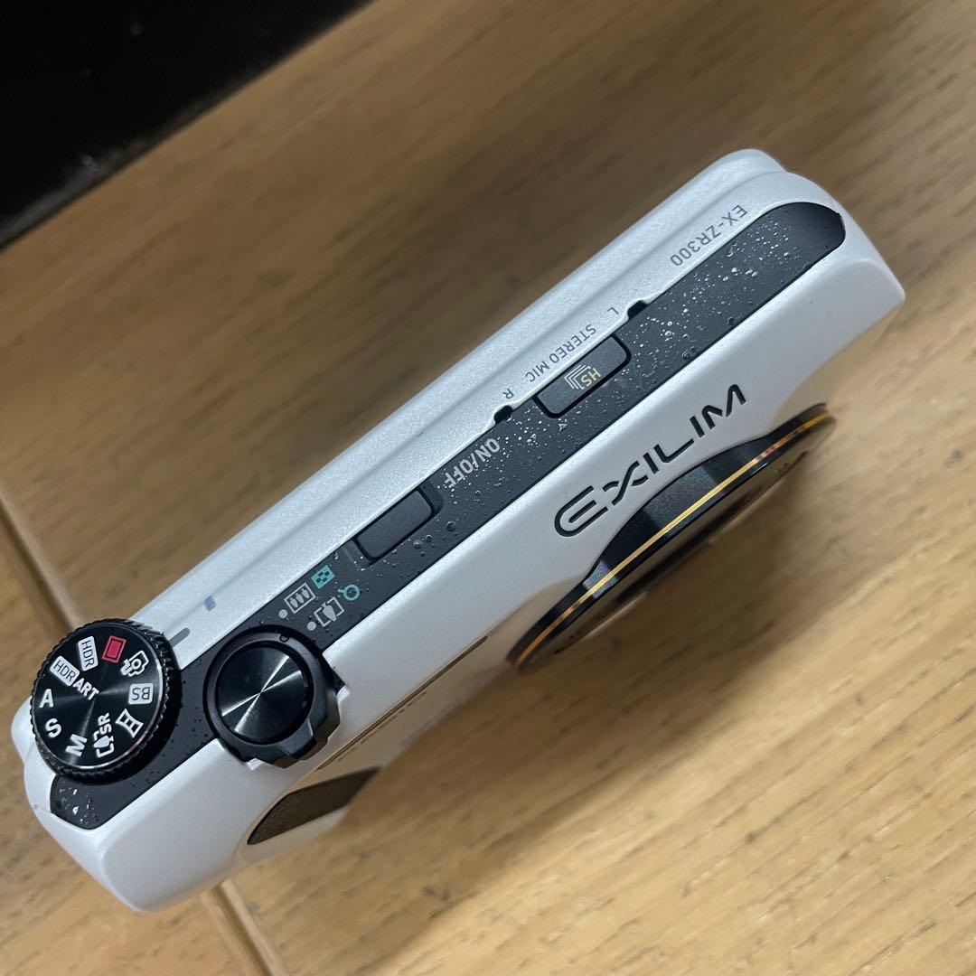 美品 Casio Exilim EX-ZR300 コンパクトデジタルカメラ
