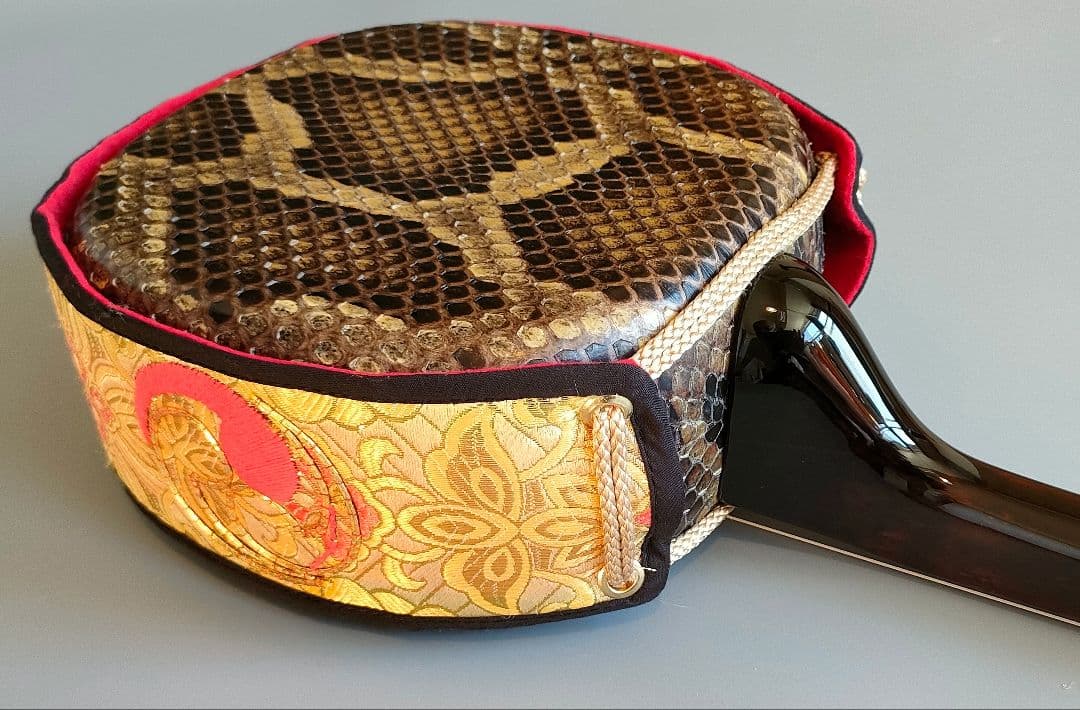 昭和52年琉球白峰三味線店扱い八重山黒木ウジラミ材 真壁型三線