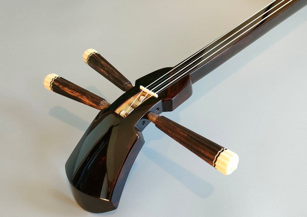 昭和52年琉球白峰三味線店扱い八重山黒木ウジラミ材 真壁型三線