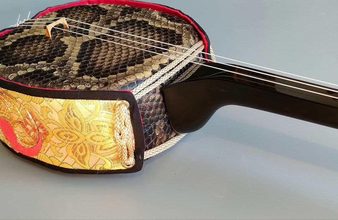 昭和52年琉球白峰三味線店扱い八重山黒木ウジラミ材 真壁型三線