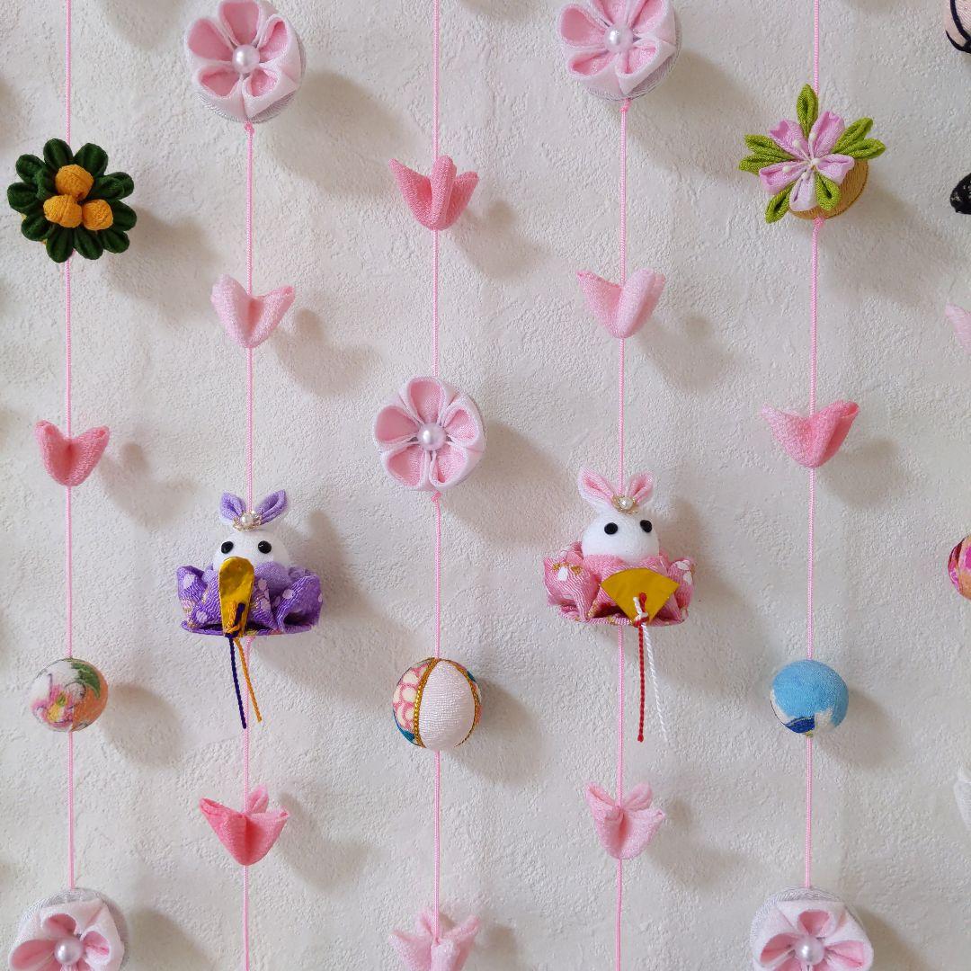 ちりめん細工　お花とまりとうさぎ雛の壁掛け下げ飾り