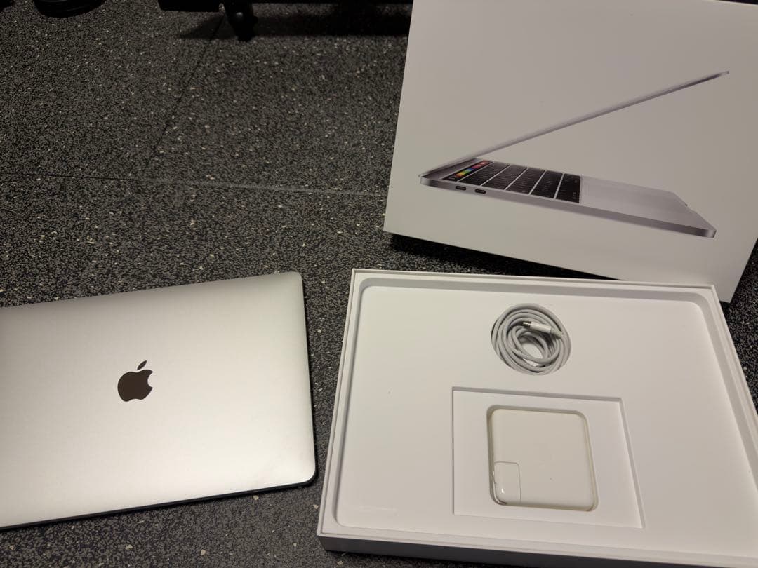 [超美品]MacBook Pro 13インチ　2018年モデル　シルバー