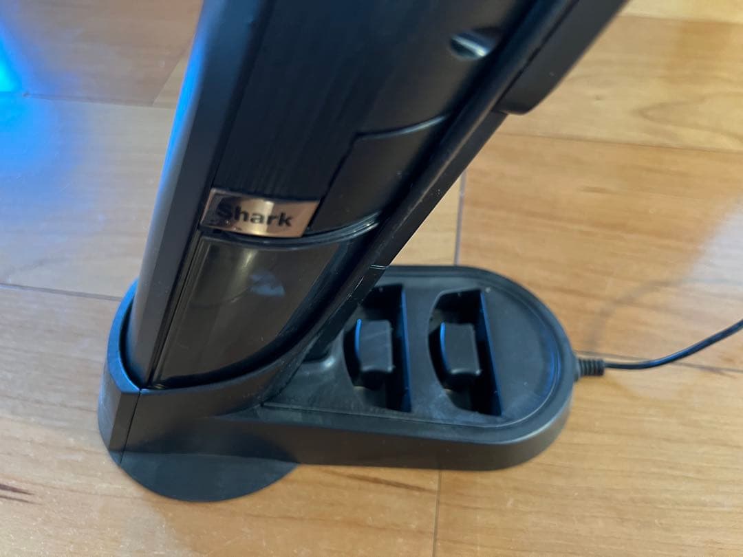 Shark ハンディクリーナー WV270J（充電スタンド・付属品付き）