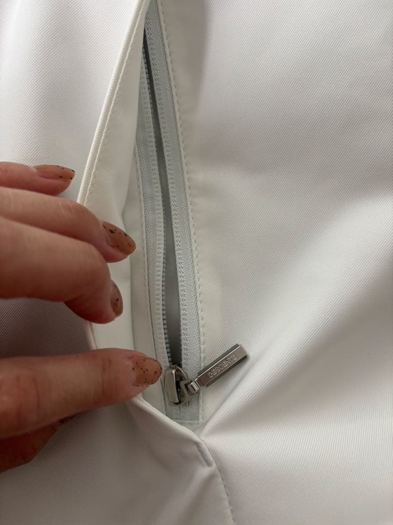 DESCENTE ホワイトスキーウェア フード付き　ユニセックス