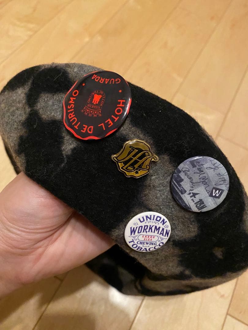 ジョンブル　ウール グレーと黒のニュアンス柄ベレー帽 パッチ付き