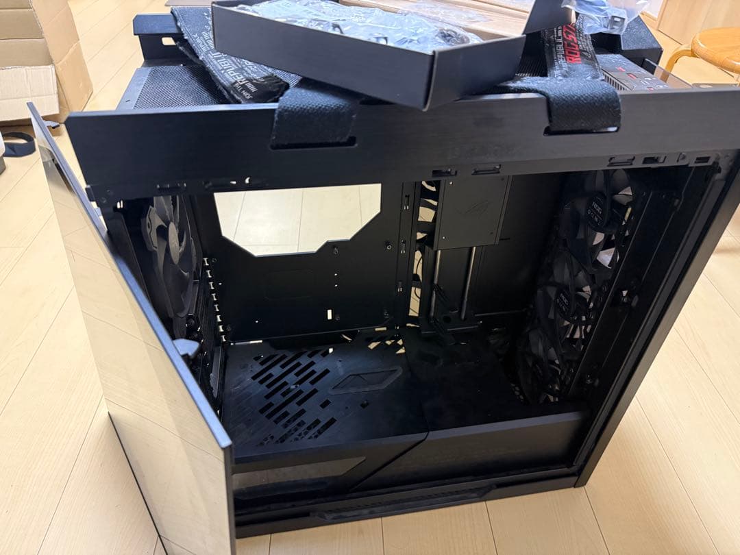 ASUS ROG Strix Heliosゲーミングケース