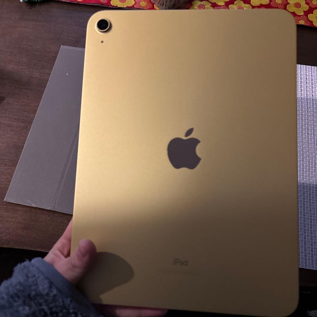 iPad イエロー カバーとステッカー付き