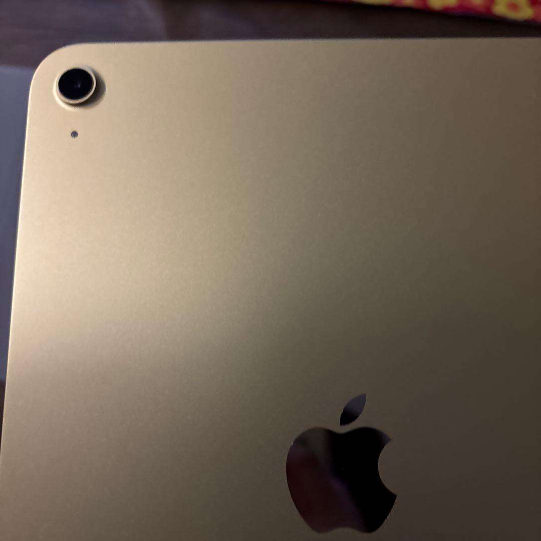 iPad イエロー カバーとステッカー付き