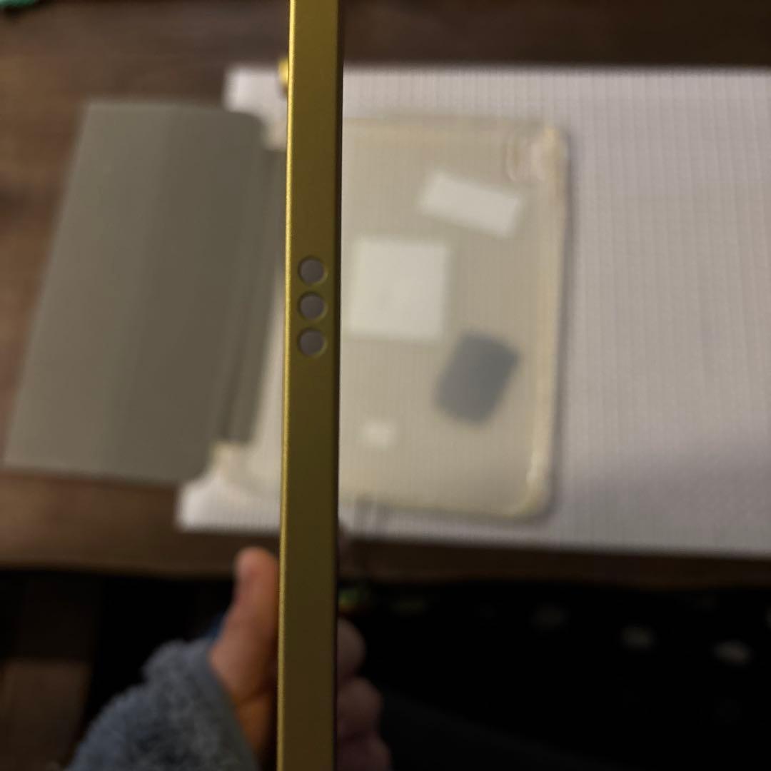 iPad イエロー カバーとステッカー付き