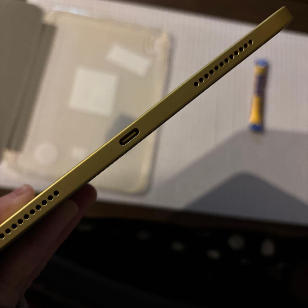 iPad イエロー カバーとステッカー付き