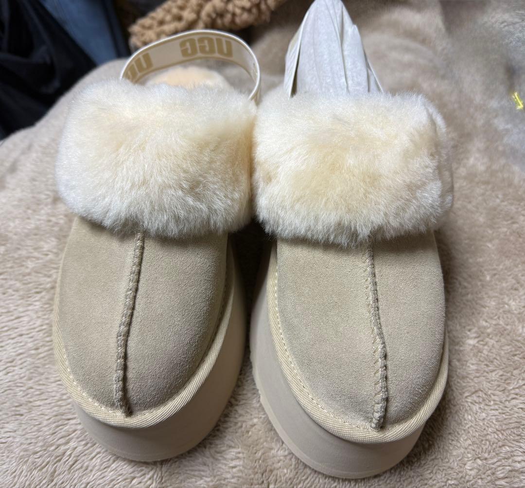 【新品 未使用】UGG ベージュ ファー サンダル