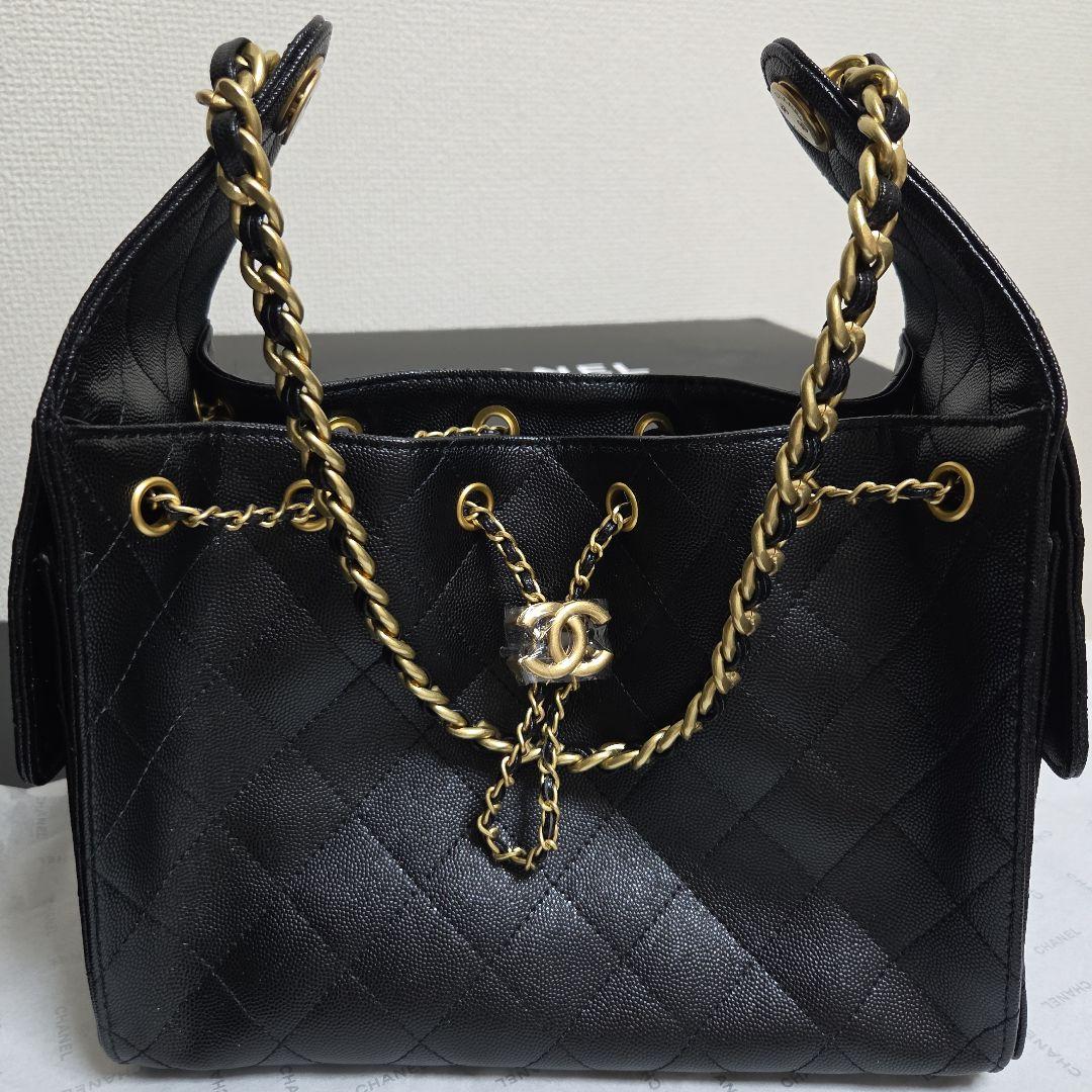 Chanel ノベルティキルティングレザー製、ゴールドチェーンショルダーバッグ。
