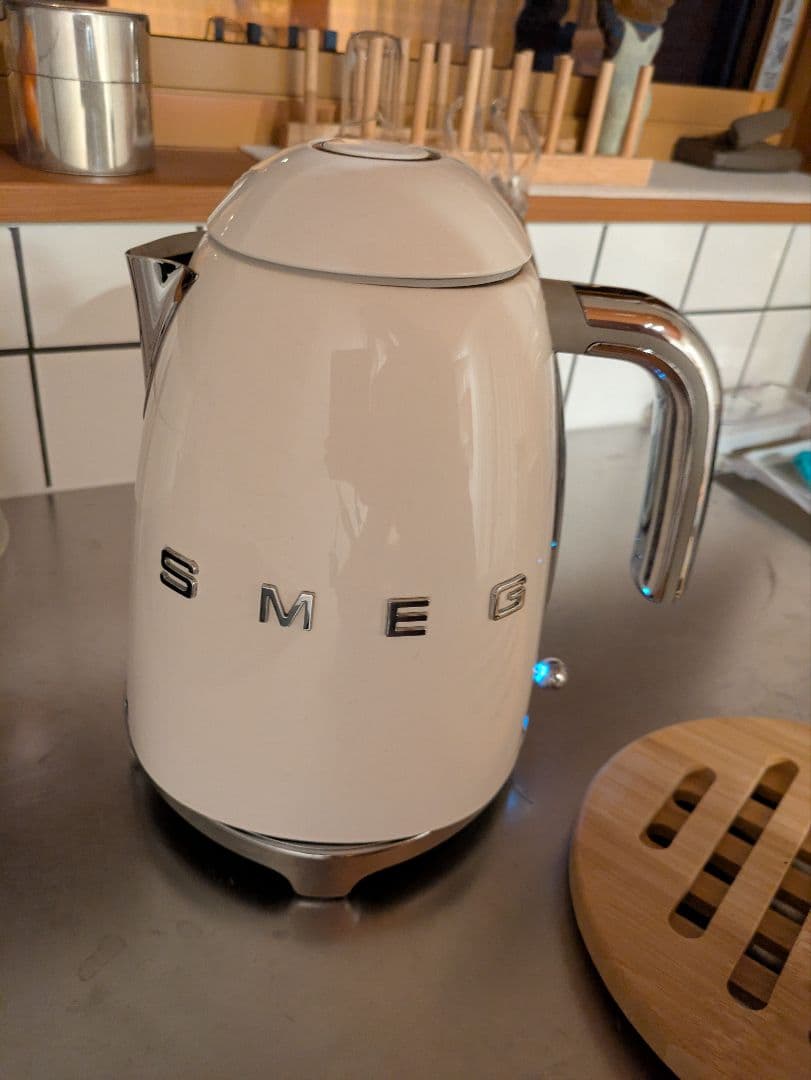 SMEG ホワイト電気ケトル 1.7L