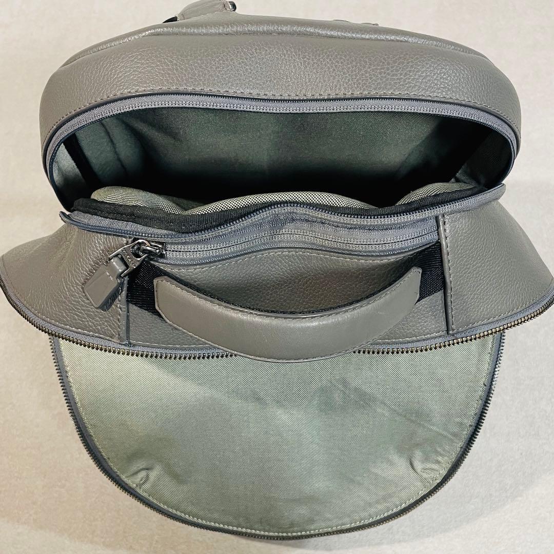 【美品!】COLE HAAN トライボロ バックパック グレー レザー