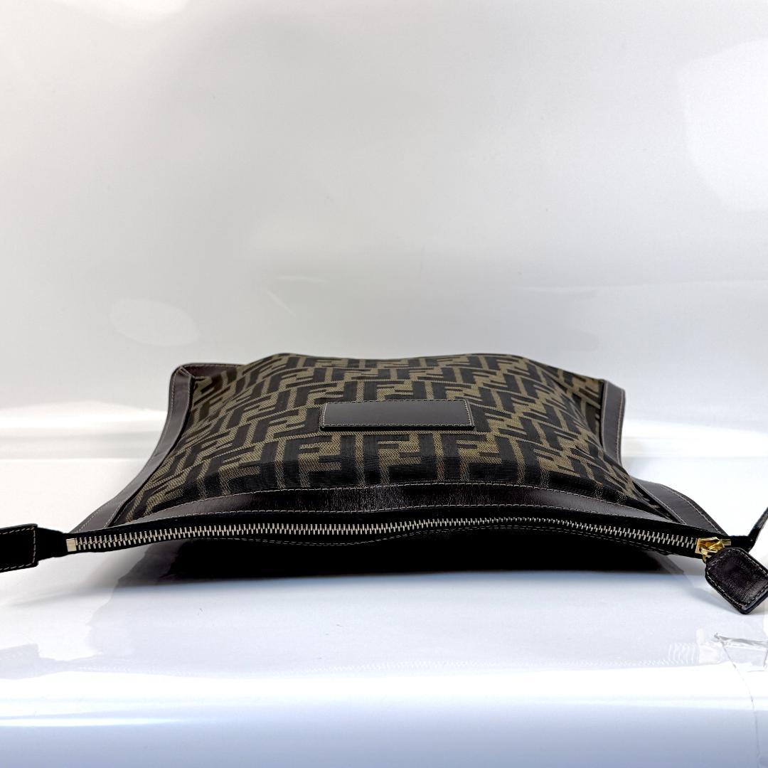極美品 FENDI ズッカ セカンドバッグ クラッチバッグ FF金具 レザー
