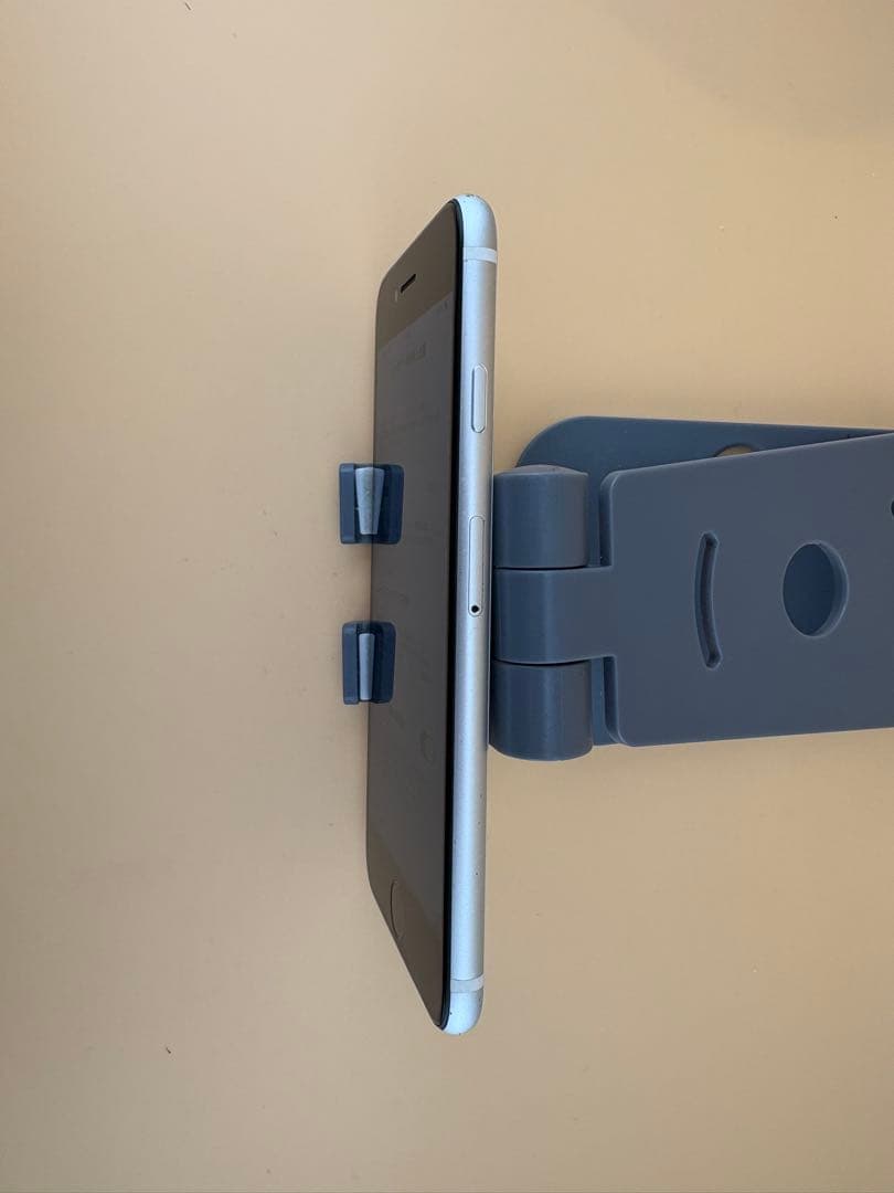 iPhone SE代2世代64GBホワイトバッテリー100%