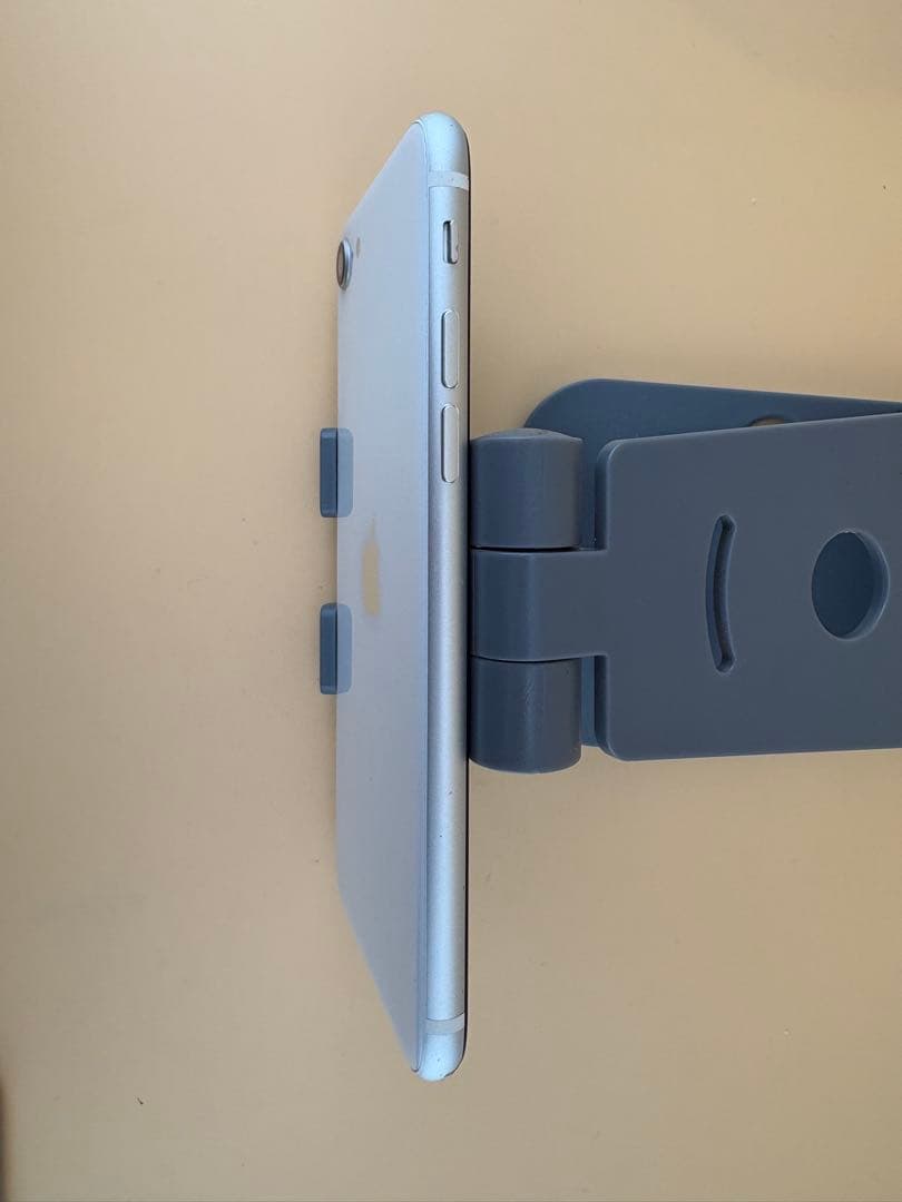 iPhone SE代2世代64GBホワイトバッテリー100%