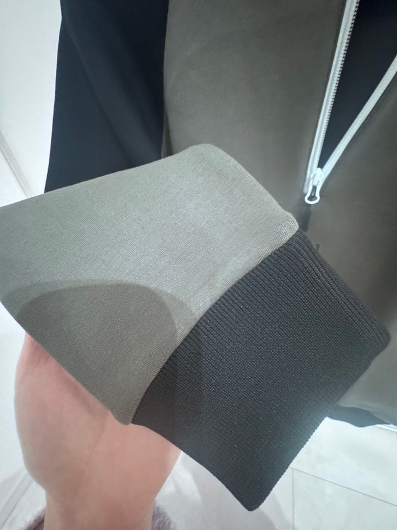 V12 オリーブ色 サイズS