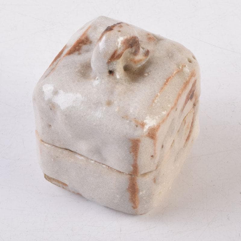 茶道具　志野焼　春恭作　花文　香合　共箱　C　8471