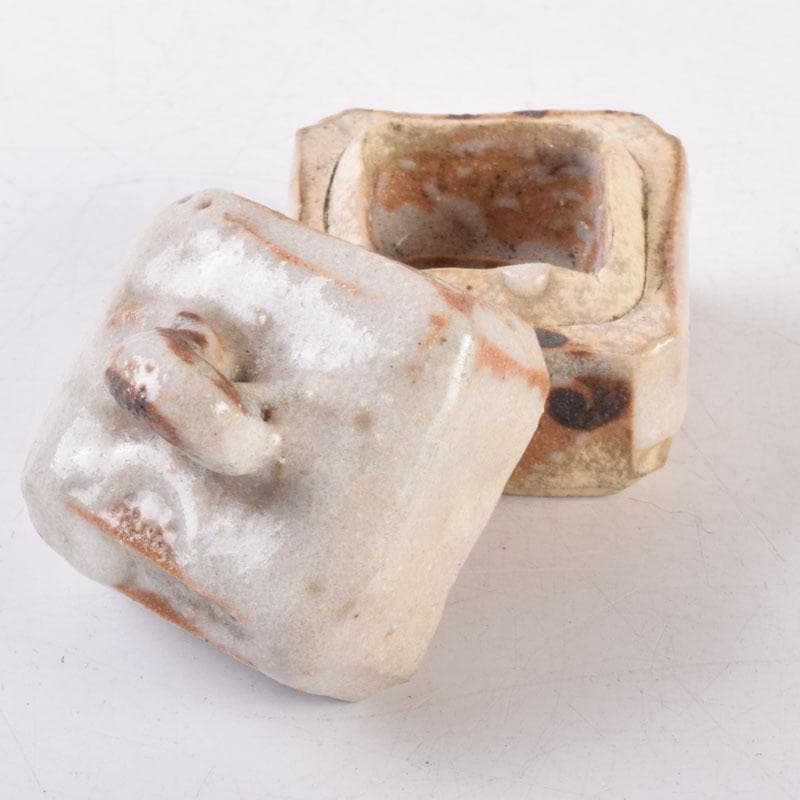 茶道具　志野焼　春恭作　花文　香合　共箱　C　8471