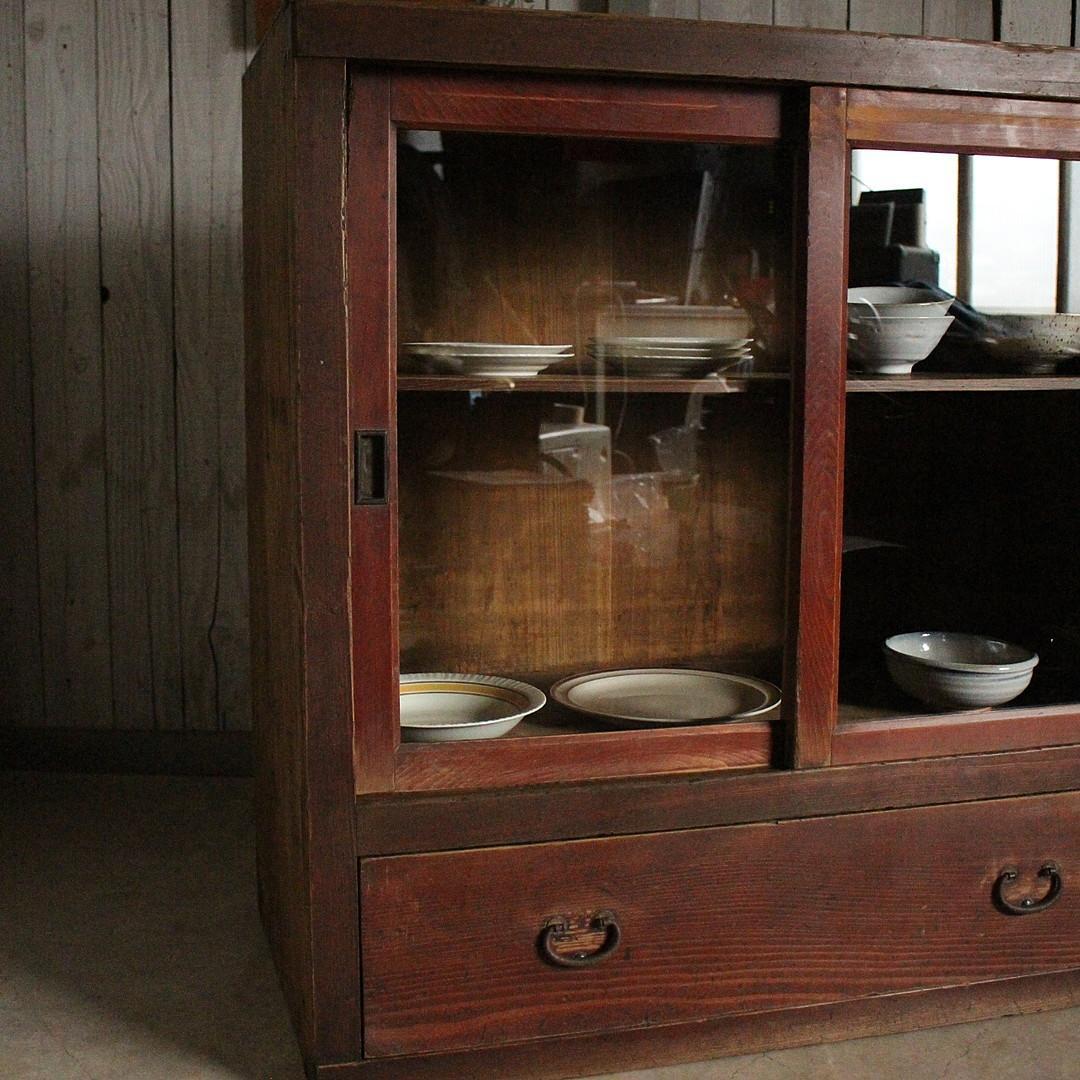 古く味のあるガラス戸棚　木製引き出し　食器棚　水屋　カウンター　古家具