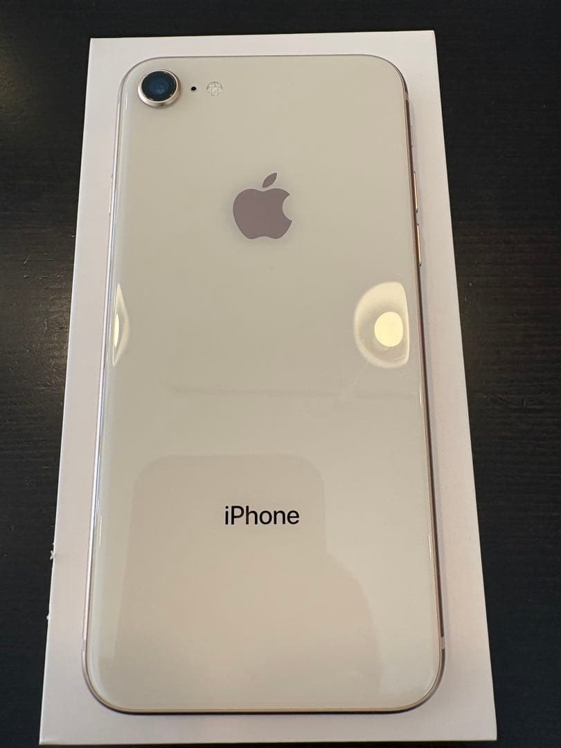 【モモ】iPhone8 64GB ゴールド