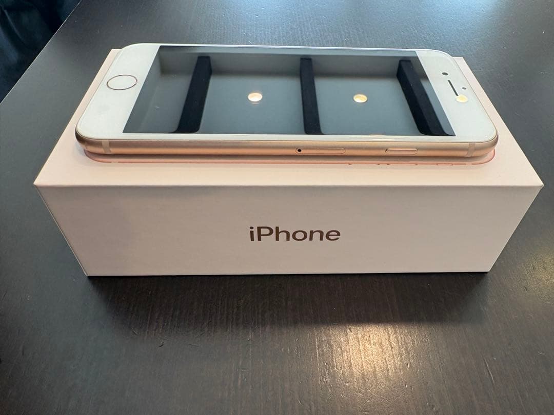 【モモ】iPhone8 64GB ゴールド