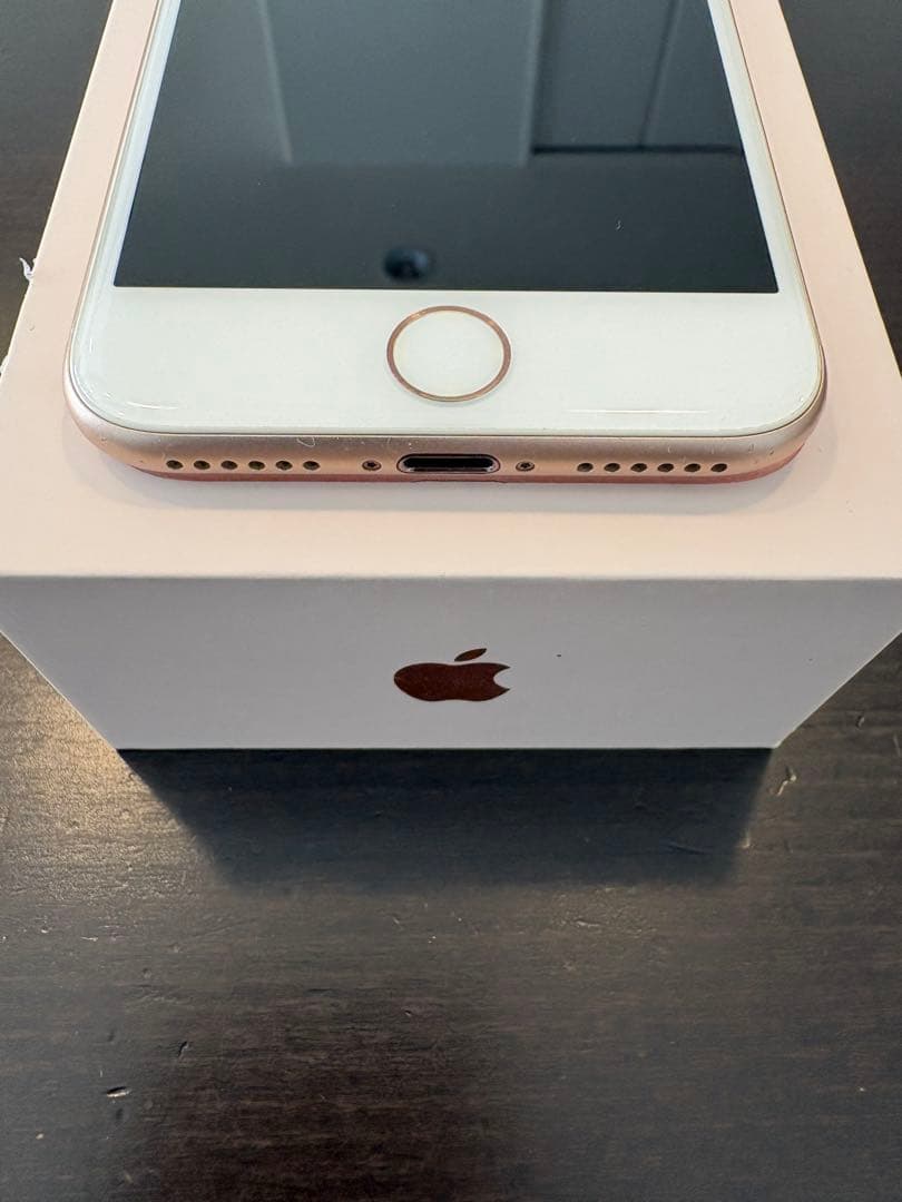 【モモ】iPhone8 64GB ゴールド