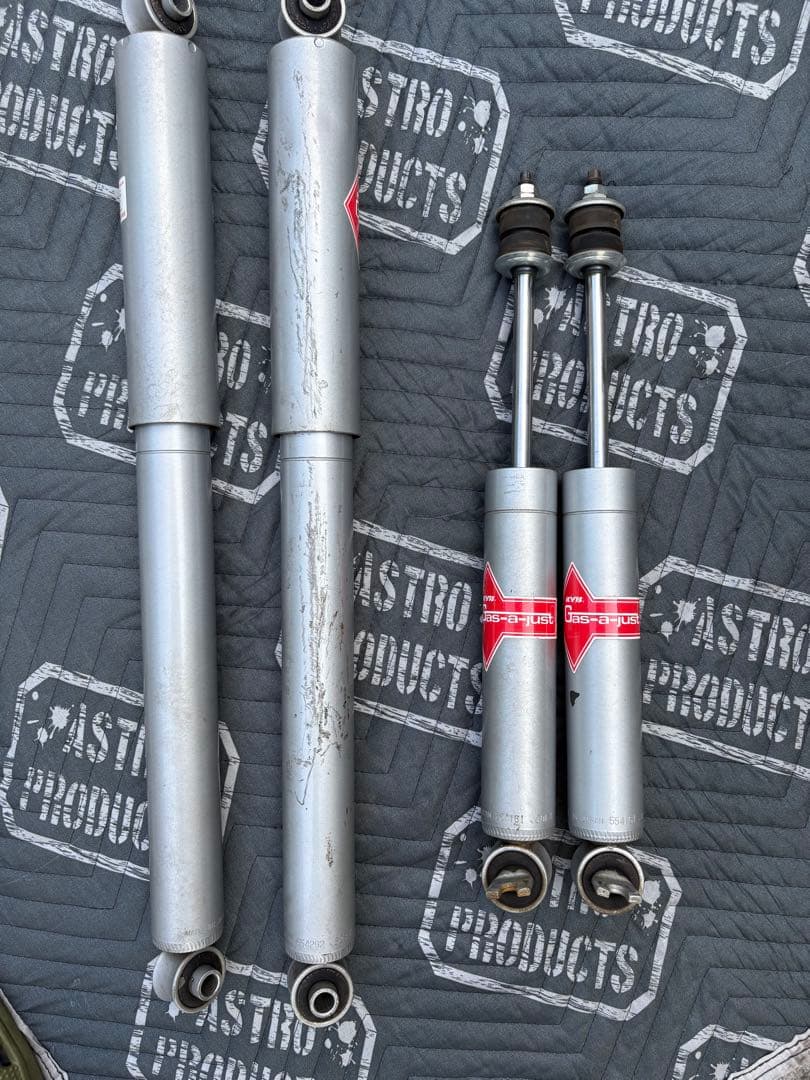 シボレーアストロ　KYB カヤバ　ショックアブソーバー4本セット