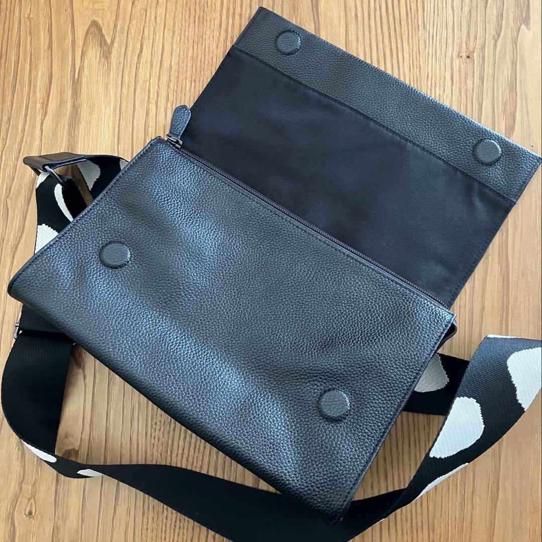 イアパピヨネ　ワイドテープショルダーバッグ　ボディバッグ　ダルメシアン柄