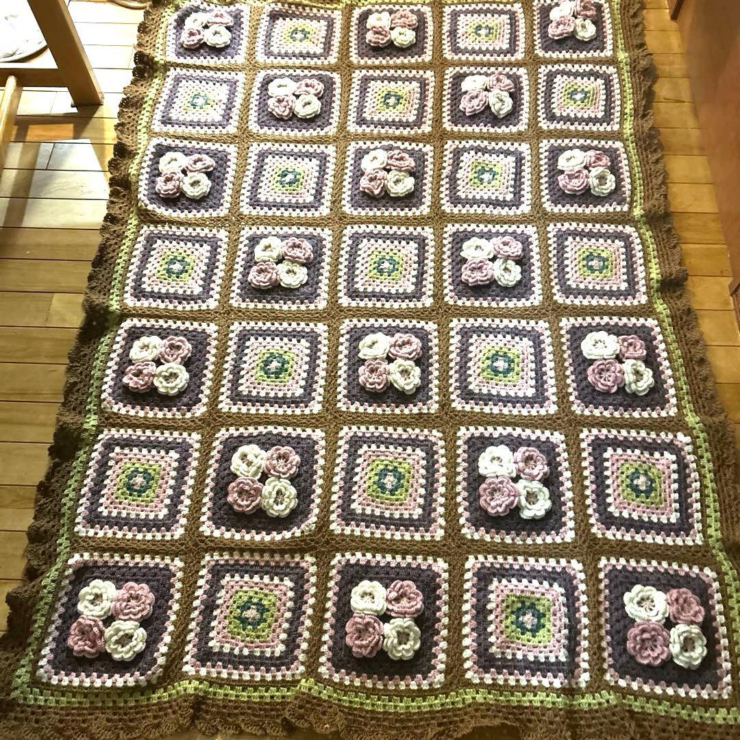 手編み　♡ 立体小花のマルチカバー