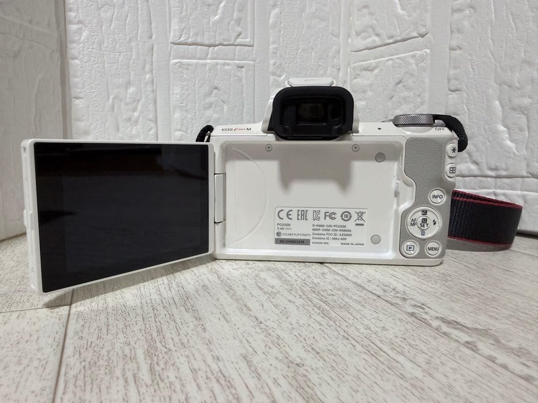 む【中古】【極美品】Canon EOS Kiss M 即購入で多少値下げ⭕️