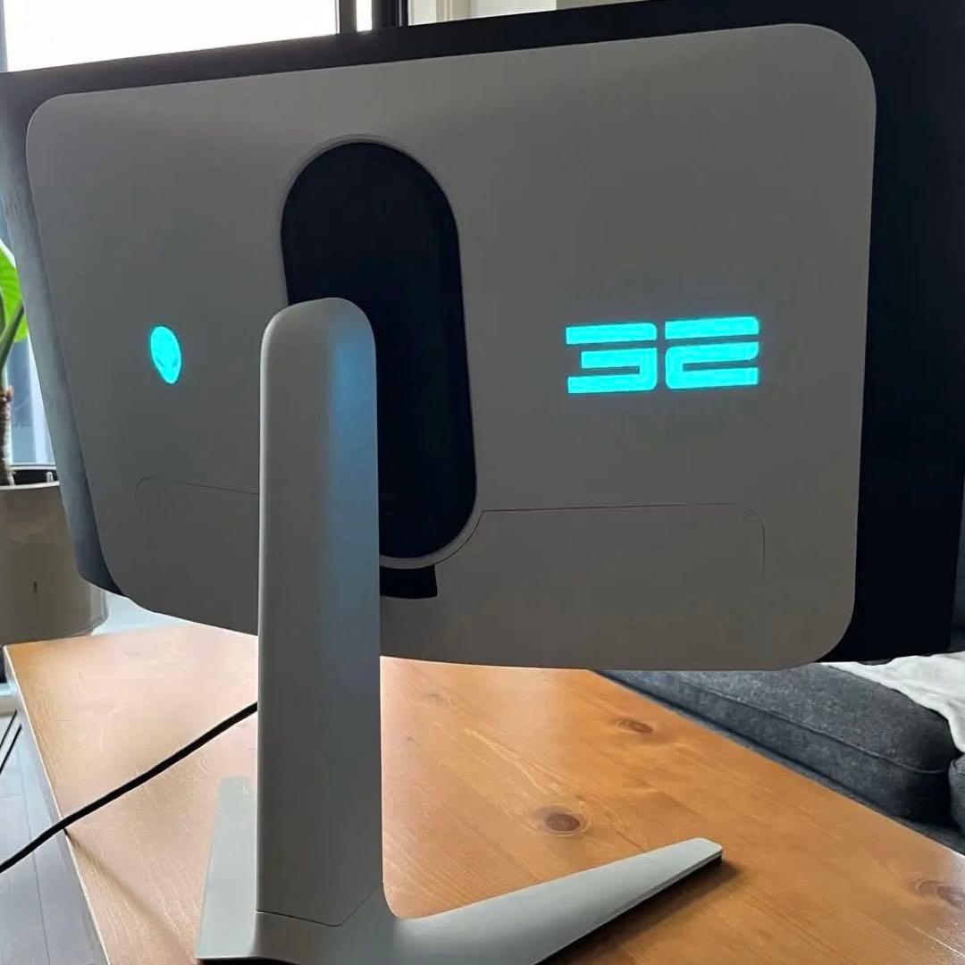 Alienware 32 4K QD-OLED ゲーミングモニター