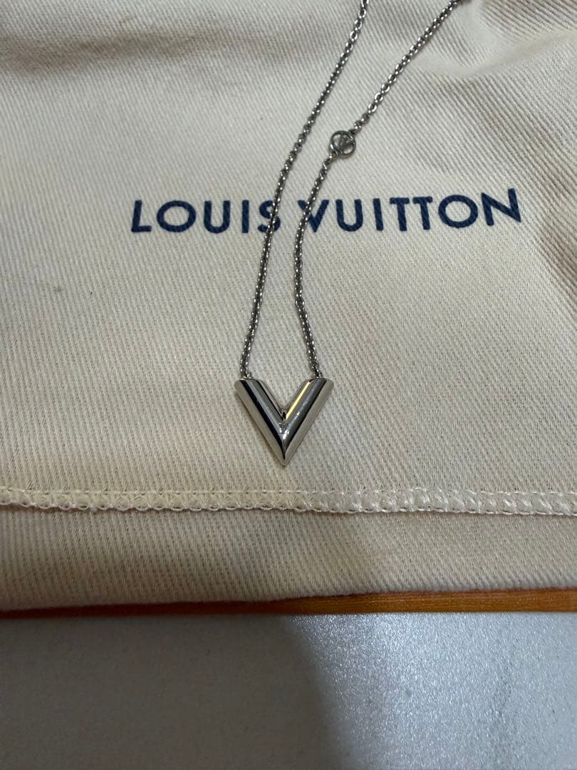 LOUIS VUITTON V字型ネックレス　ルイヴィトン