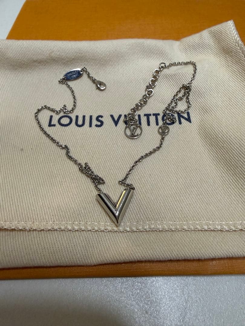 LOUIS VUITTON V字型ネックレス　ルイヴィトン
