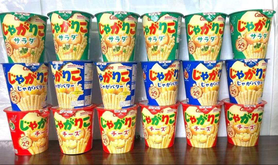 カップ麺とお菓子の販売です。