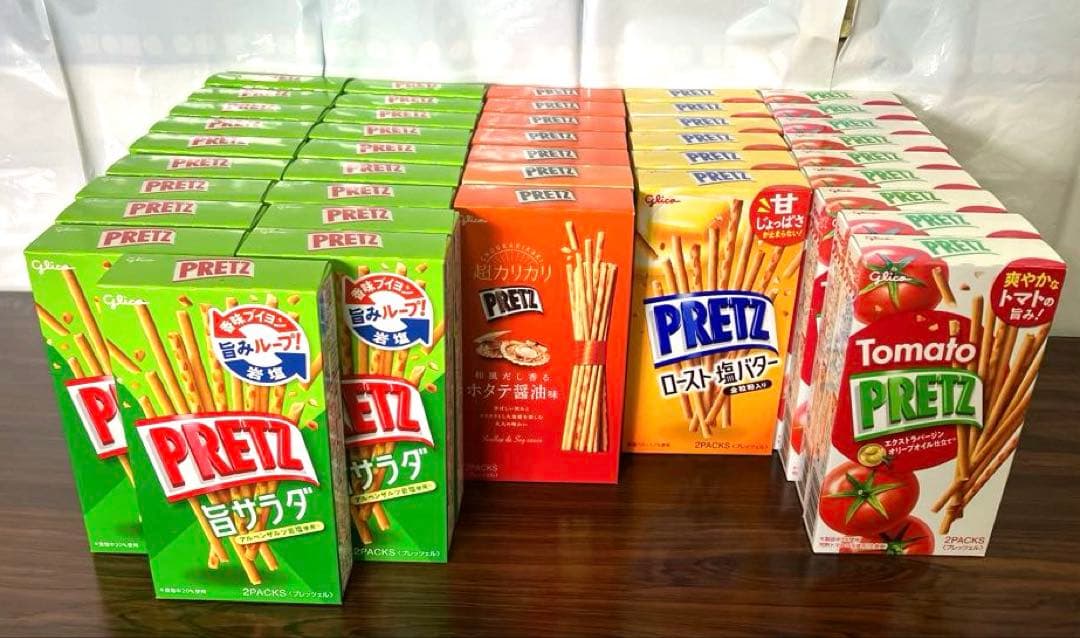 カップ麺とお菓子の販売です。