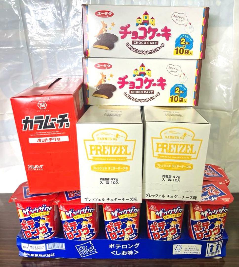 カップ麺とお菓子の販売です。