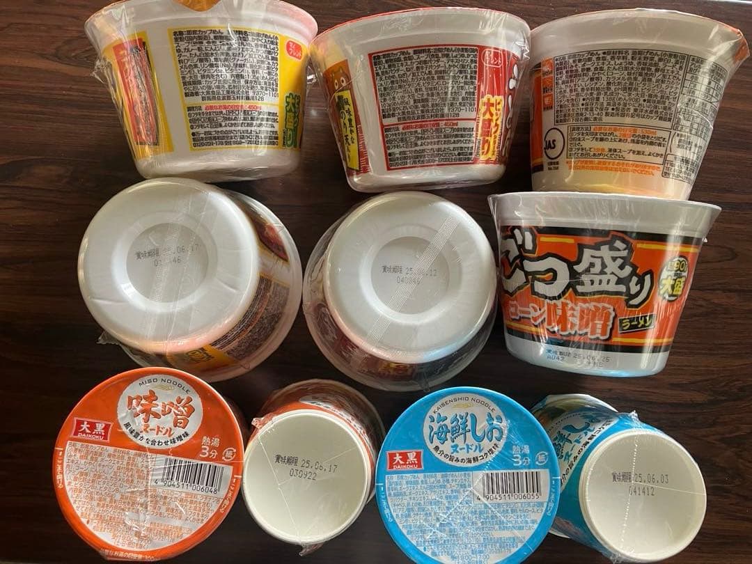 カップ麺とお菓子の販売です。