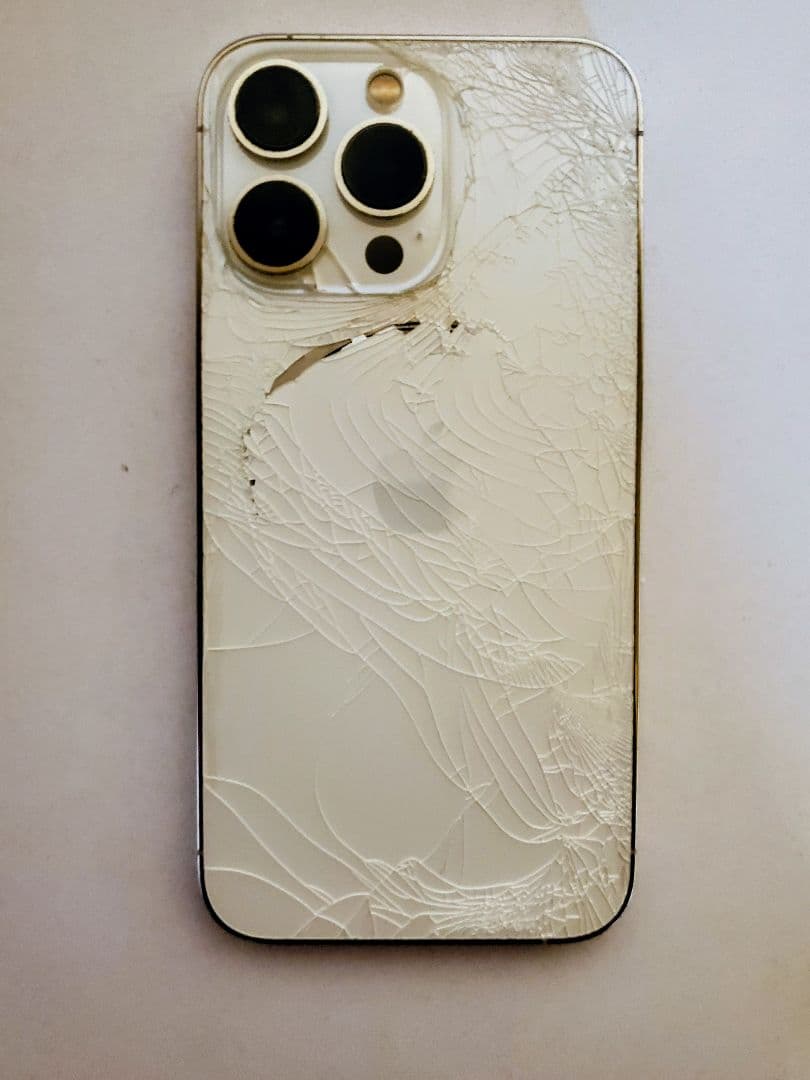 iPhone 13 Pro 背面ひび割れ MagSafeケース付き