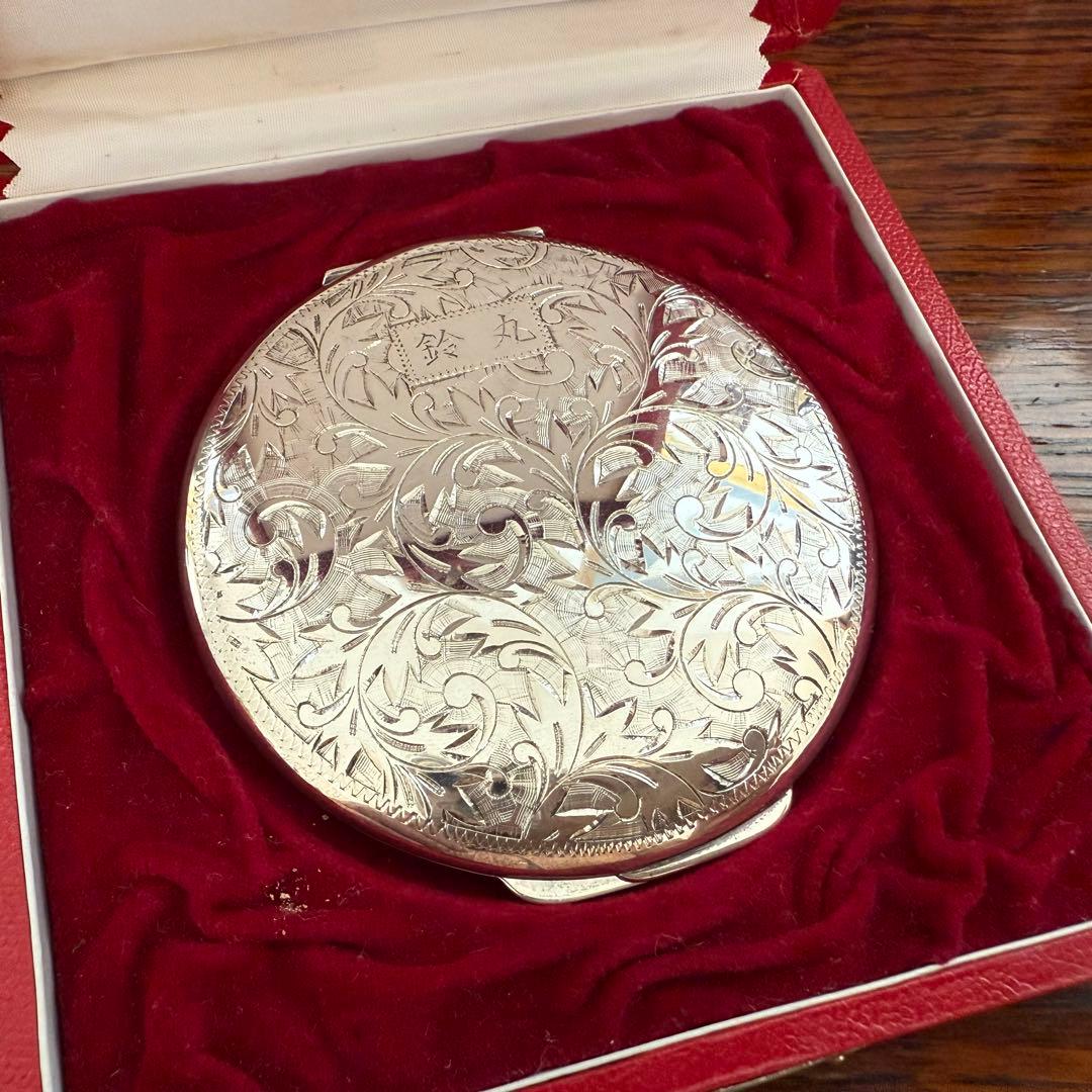 純銀シルバー和彫唐草紋様　コンパクト　共箱