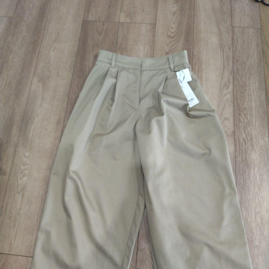 ベージュ タック入り ワイドパンツ/チノパン