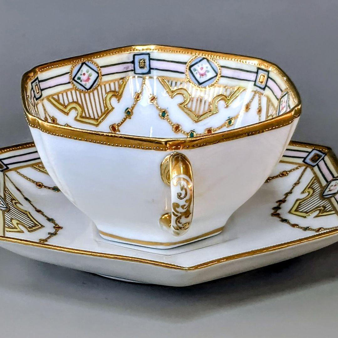 オールドノリタケ・金盛上陽刻薔薇柄　ガーランド装飾　ヘキサゴン　カップ＆ソーサー