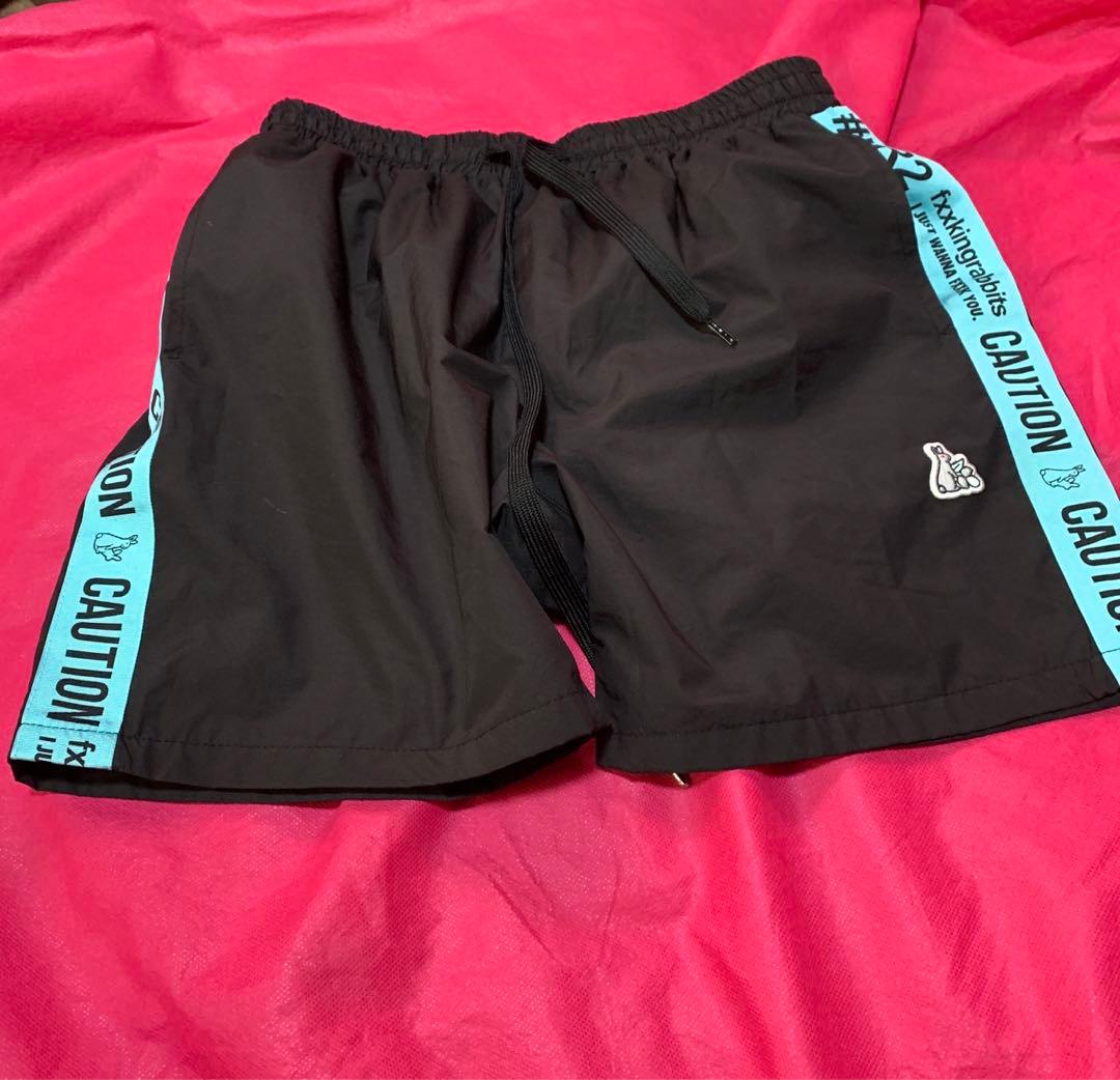 CAUTIONテープ付き黒ショートパンツ　沖縄限定