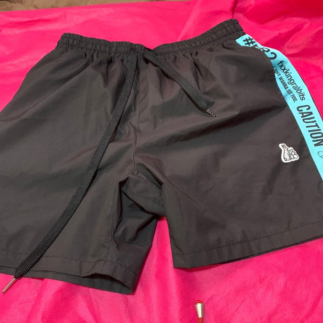 CAUTIONテープ付き黒ショートパンツ　沖縄限定