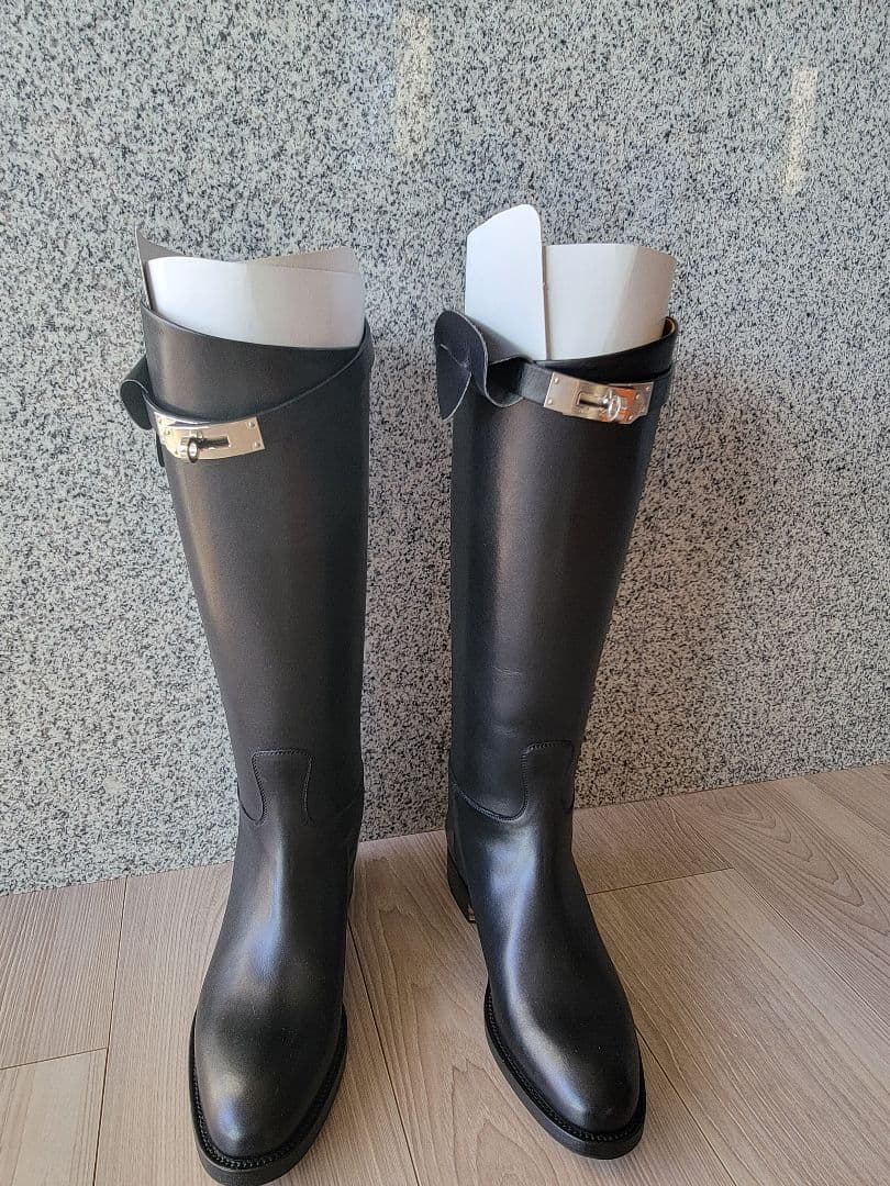のん　HERMES ブーツ 『ジャンピング』